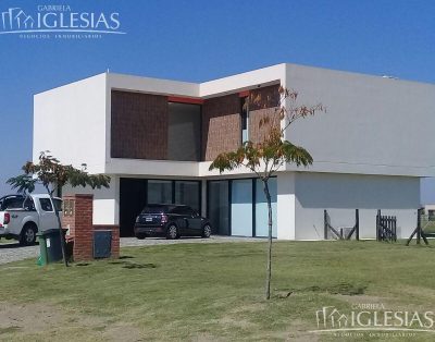 Casa Moderna Al Lago en Venta – Barrio Acacias, Puertos del Lago