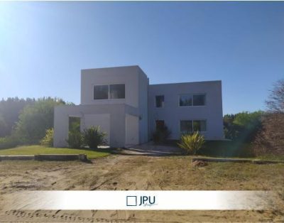 Casa en Venta Costa Esmeralda Barrio Golf, Desarrollada en Dos Plantas, con Fondo Libre.