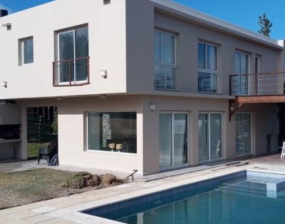 Casa con Piscina en Alquiler Temporal en Barrio Ecuestre, Costa Esmeralda.