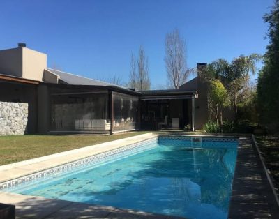 Casa en Una Planta en Santa Maria de Tigre con 5 Dorm. Venta y Alquiler Temporada