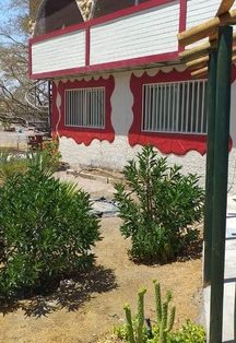 Cabaña con piscina para 8 personas en medio de la pampa del Tamarugal.