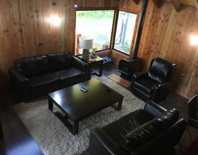 Casa Nueva a 2 km de Pucon, Tinaja Familiar Techada , piscina y quincho, equipada para 10 personas