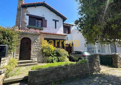 Chalet De Estilo Con Frente De Piedra