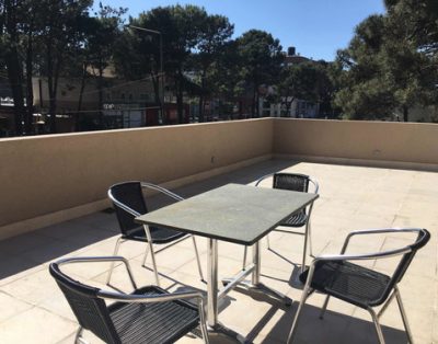 Depto En Alquiler Turistico En Pinamar – 3 Amb Con Terraza Edificio Los Tilos Ii Con Pileta Y Cocher