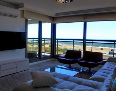 Apartamento De 3 Dormitorios, Primera Linea Frente Al Mar, En Alquiler Y Venta, Punta Del Este – Pun