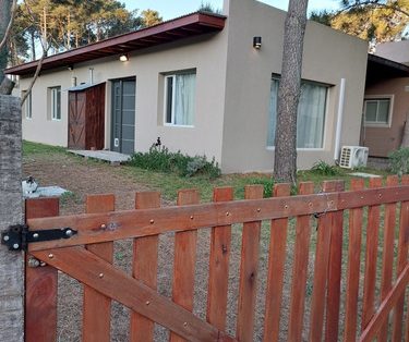 Alquilo Casa En Pinamar. Temporada 2022/2023. Zona Bosque. 3 Ambientes.