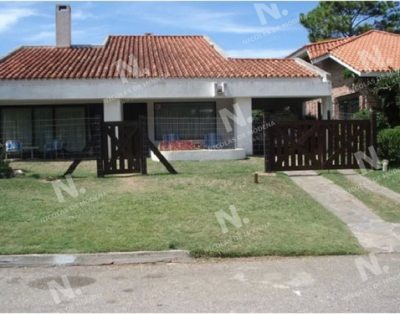 Lindo Chalet De 4 Dormitorios A 2 Cuadras Del Mar! – Punta Del Este Mansa