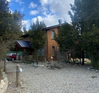 Casa de dos plantas 3 habitaciones, baño en planta alta/baja