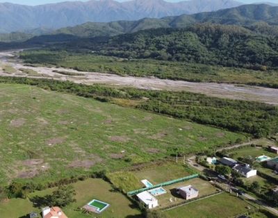 Casa con vista a los Andes, amplio parque, piscina, quincho con asador, y estacionamiento cubierto