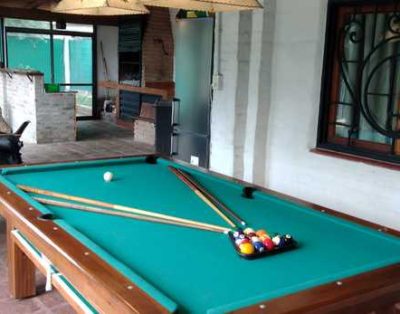 Casa con pileta y sala de juegos frente al río