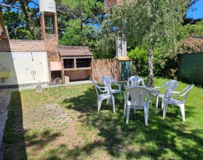 Alquilo en Gesell, chalet luminoso Marzo / Semana Sta. flias 4/6 pax con 2 dormitorios