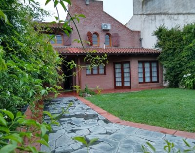 Chalet con quincho, cerca de la playa, del parque y peatonal