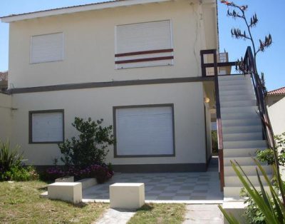 Casa 1°piso unico con gran jardin al frente a 50 metros de la playa