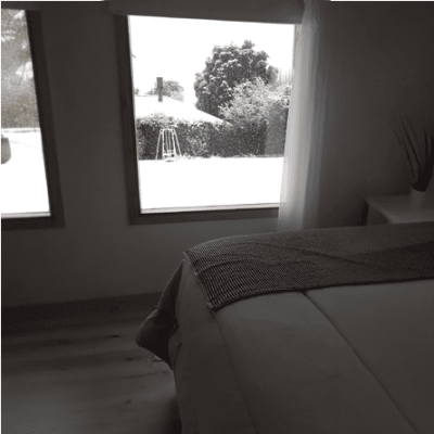 Alquilo mini casa para 2 personas, muy luminosa, estacionamiento en el predio