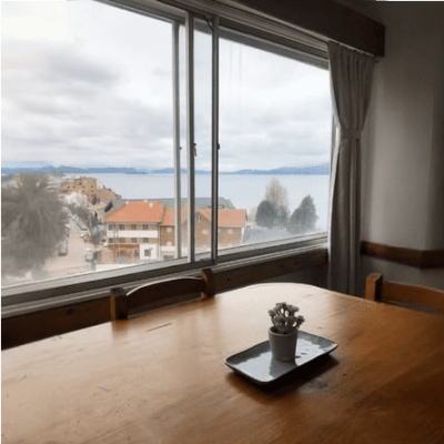 Céntrico monoambiente con vista al lago.