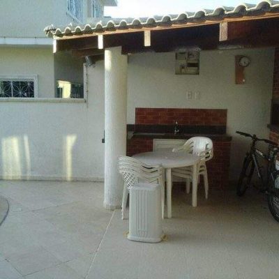 Casa com piscina com 4 quartos com ar para 12 pessoas