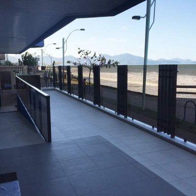 Apartamento de 2 quartos com ar frente para a praia – meia praia