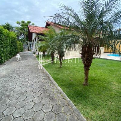 Ótima casa, 6 quartos, com piscina, à 50 metros do mar