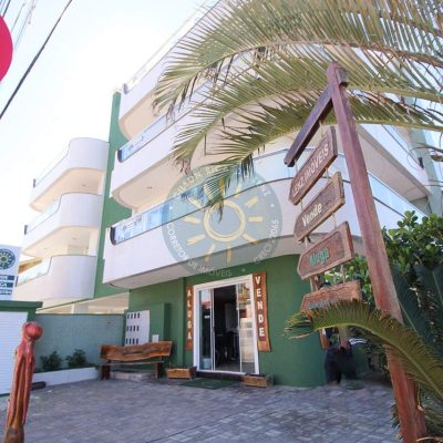 Apartamento com vista para o mar, localizado a 20 metros da praia de quatro ilhas em bombinhas.