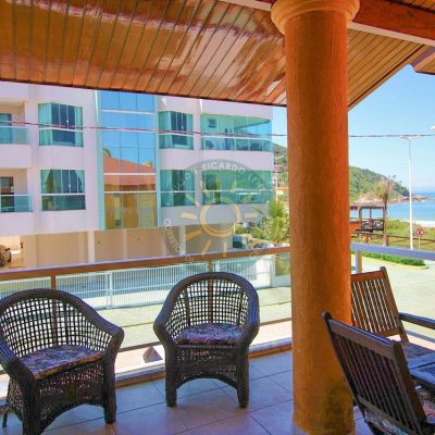 Apartamento com vista para o mar, localizado a 20 metros da praia de quatro ilhas – bombinhas.