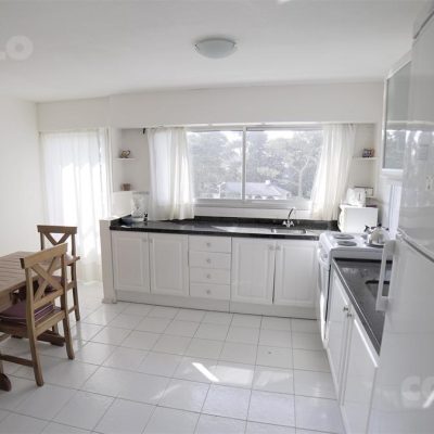 Venta ó alquiler temporario apartamento de 3 dorm. mas dependencia, playa mansa