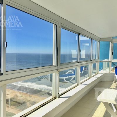 Venta apartamento en playa brava, 3 dorm. dependencia de servicio, vistas al mar, parrillero