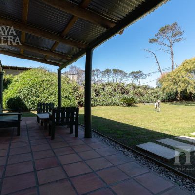 Venta: casa 3 dorm. gran jardin en la junita – la barra – punta del este