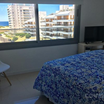 Venta ó alquiler apartamento de 2 dorm., playa brava, edificio con amenities