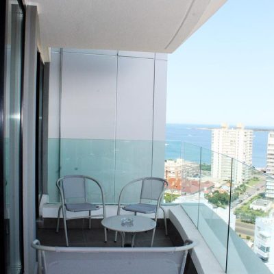 Apto – piso alto, 2 dorm., 2 baños, garage, edificio con amenities, playa mansa