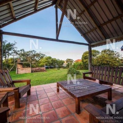 Propiedad en venta en la barra a una cuadra y media del mar