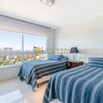 Apartamento de tres dorm. y servicio en venta le jardin