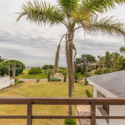 Gran casa de siete dorm. en venta a pasos de playa mansa