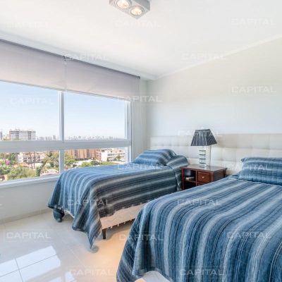 Apartamento de tres dorm. y servicio en venta le jardin
