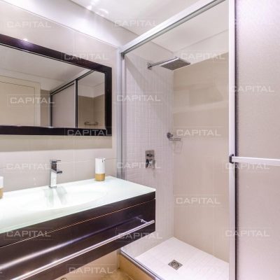 Muy buen apartamento de dos dorm. y azotea con parrillero en venta en el golf de punta del est