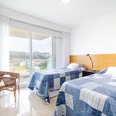 Apartamento de tres dorm. en suite en venta con vista el mar en primera línea playa brava