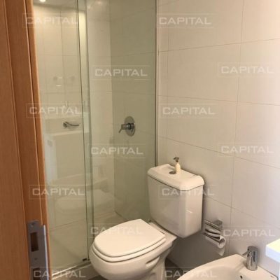 Apartamento de dos dorm. en venta en torre con servicios