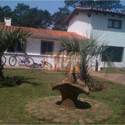 Casa con piscina en bo. cordoba