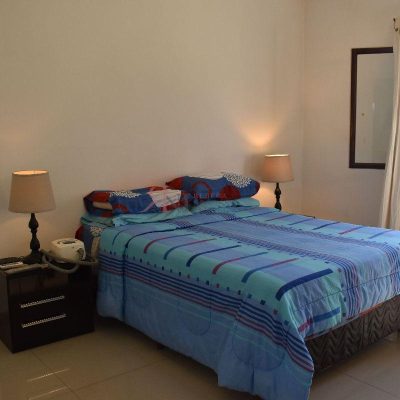 Cómoda casa con parrillero techado y jardín