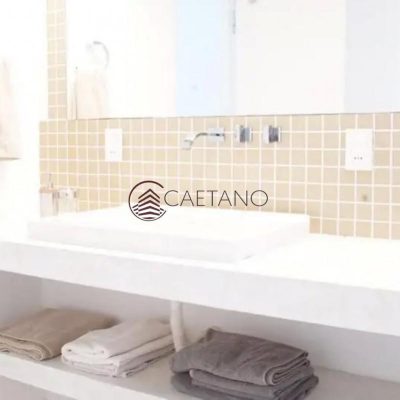 Hermosa casa amarilla de dos plantas con piscina!