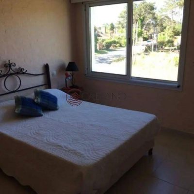 Casa de dos plantas en parada 24 de la mansa!