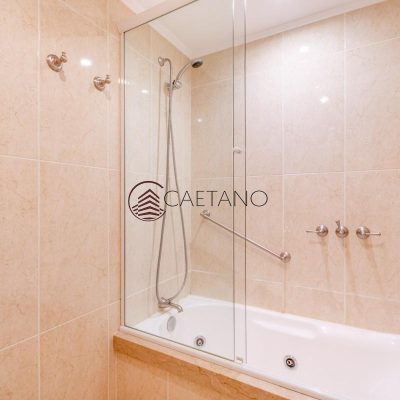 Apartamento de tres dorm. y servicio en venta le jardin