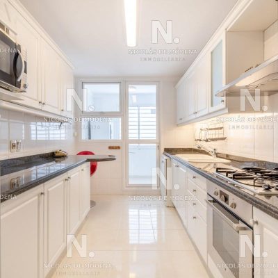 Apartamento de tres dorm. y servicio en venta le jardin