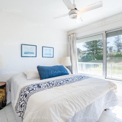 Luminoso duplex en primera linea de cuatro dorm. y servicio en venta en playa brava