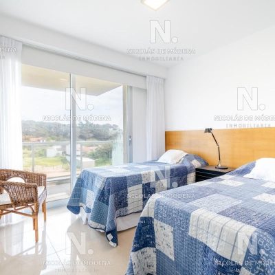 Apartamento de tres dorm. en suite en venta con vista el mar en primera línea playa brava