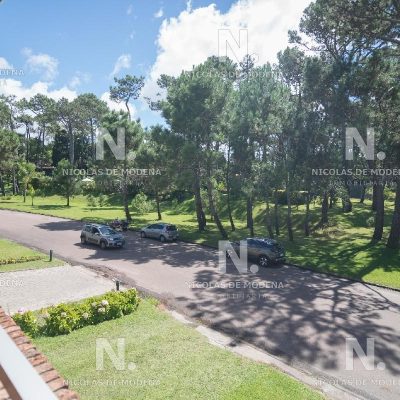Hermoso apartamento esquinero en zona arbolada en la parada 18 de la mansa