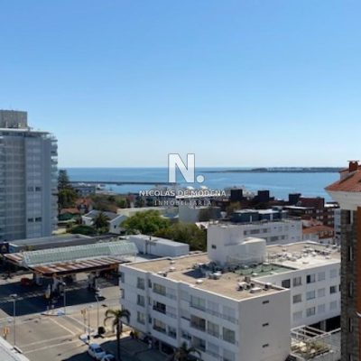 Apto 3 dorm. 3 baños en peninsula cuenta el edificio con servicio de playa