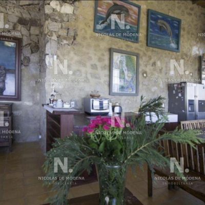 Casa de piedra, única en la barra, sobre el cerro eguzquiza