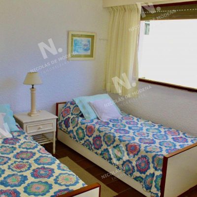 Apartamento de dos dorm. en primera línea, playa brava