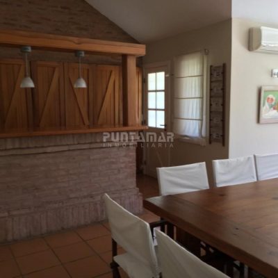 Venta de casa en playa mansa 5 dorm.