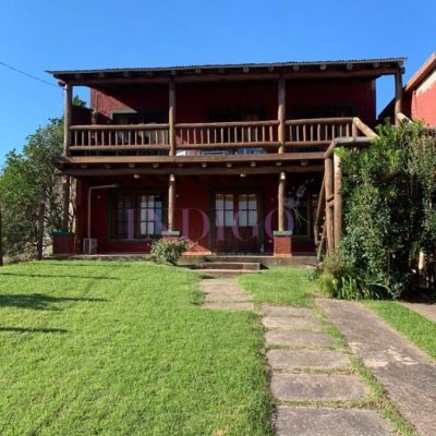 Amplia casa en alto de punta piedras, con vista y a pasos del mar